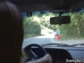 Vieux prostituée obtient cloué en la voiture par une étranger