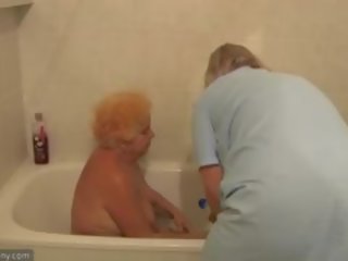 O enfermeira bathes velho gorda vovó em casa de banho