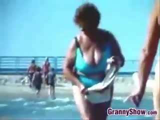 Rusa grandmothers fuera en la playa