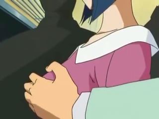 Tremendous bábika bol skrutkované v verejnosť v anime