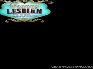 Dueling dildo-uri cu excitat lesbiană bunici